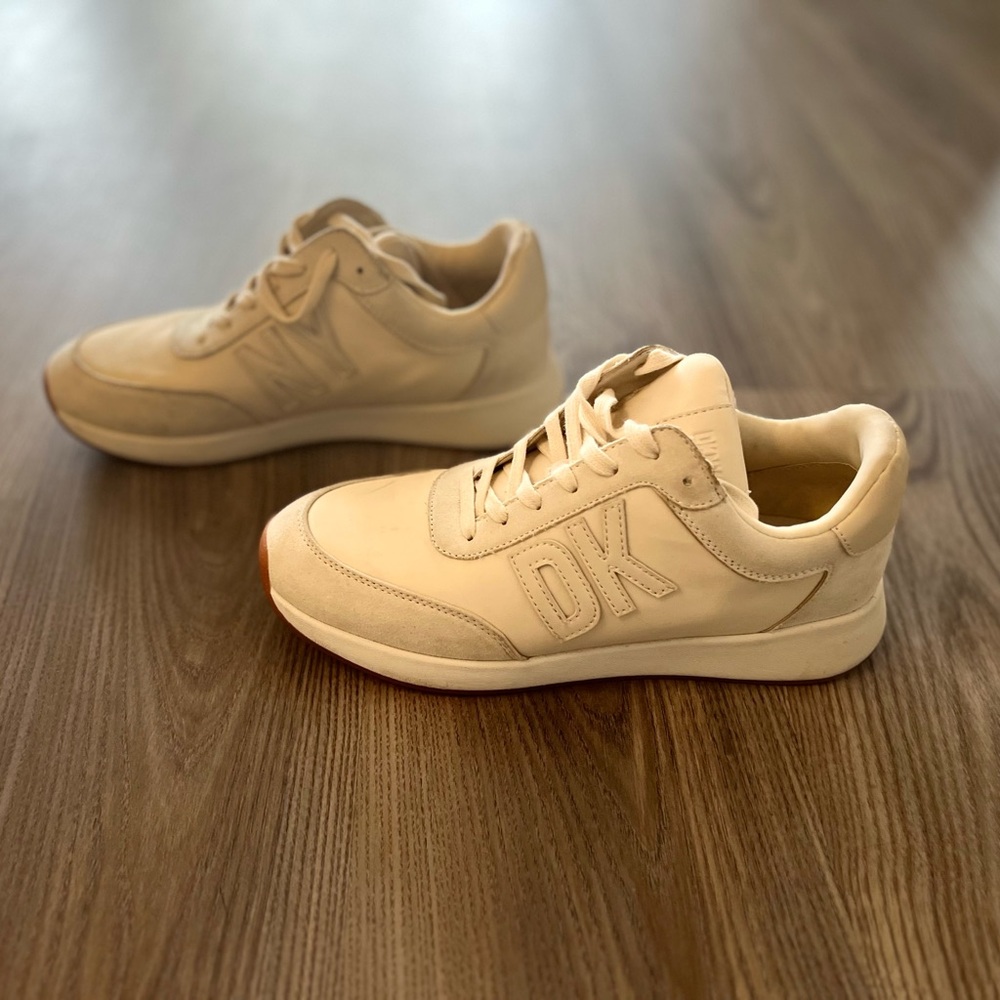 DKNY 8.5 Woman’s  Cream Sneakers ( Like New )